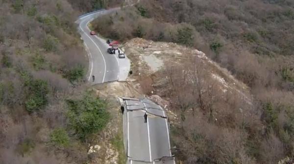 imagini incredibile cratere uriase formate pe o sosea din muntenegru video