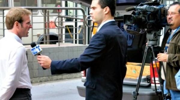 impusca l pe cainele asta reporter tv jefuit in plina strada video