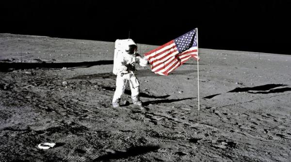 obiecte bizare lasate de astronauti pe luna