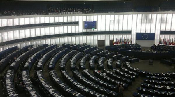 pe tatii sa aiba dreptul la cel putin zece zile de concediu de paternitate platit