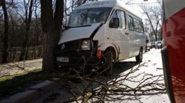 microbuz cu pasageri implicat intr un accident grav la tulcea sapte persoane au fost ranite