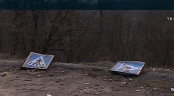 zeci de indicatoare rutiere furate de pe soselele din gorj si vandute la fier vechi video