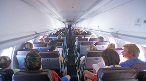 un biletel uitat de o adolescenta in avion face deliciul internautilor ce a scris tanara in timpul zborului video