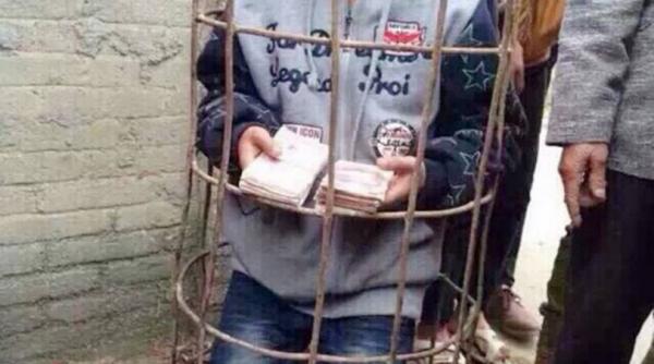 baiat de noua ani inchis intr o cusca si aruncat in lac pentru furt