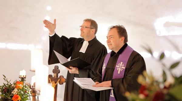 biserica de gheata de la balea lac si a primit enoriasii din intreaga tara si de peste hotare