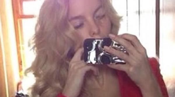 sotia unui politician aproape goala pe site urile de socializare foto