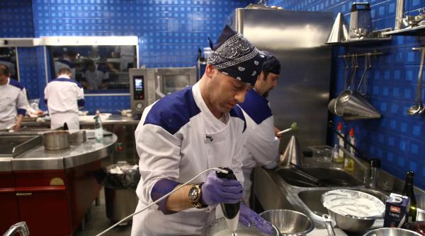 concurentii hell s kitchen iadul bucatarilor primesc o proba rece ca gheata la propriu