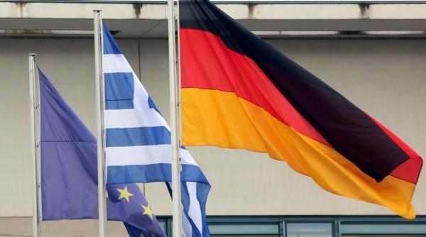 doi turisti germani aflati in grecia au lasat planeta cu gura cascata si au platit partea care le revenea din datoria de razboi a germaniei