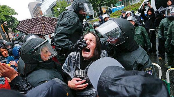 la frankfurt miscarea blockupy a manifestat pentru o democratie fara capitalism s a lasat cu ciocniri cu scutierii