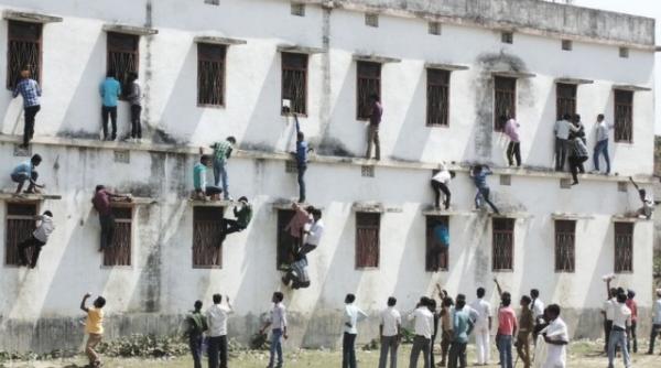ramai cu gura cascata parintii escaladeaza zidurile unei scoli ca sa le dea fituici elevilor video incredibil