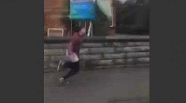 ai pantaloni cu turul jos te faci de ras cand alergi dupa autobuz video