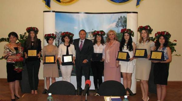 un dascal cu nota zece pe linie camelia gavrila sefa isj iasi profesor pentru premianti premianta la randul ei