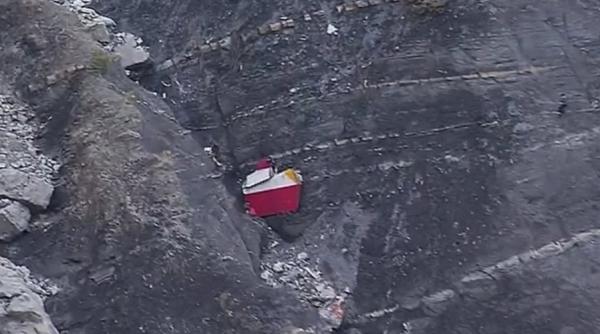 tragedia aviatica din franta pilotul germanwings a fortat intrarea in cockpit folosind un topor