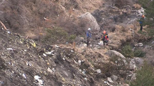 tragedie germanwings investigatorii francezi au anuntat ca au gasit pana in prezent aproape 600 de bucati de trupuri