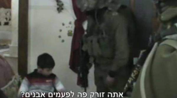 inuman copii palestinieni treziti si interogati in miezul noptii de soldati israelieni video