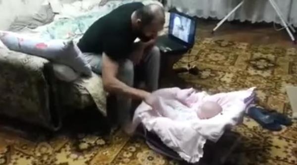 pisica gata de orice pentru a apara un bebelus agresat de tatal sau video