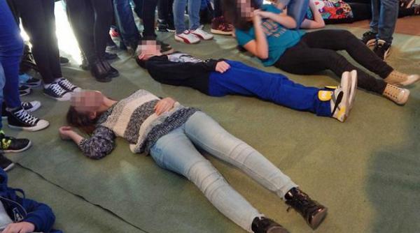 slujba de exorcizare la scoala copiii se zvarcoleau urlau si desenau semne ciudate cu fecale pe pereti