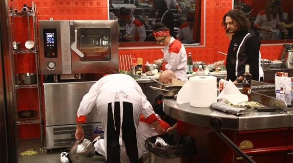 accident in restaurantul hell s kitchen iadul bucatarilor monica a fost scoasa cu salvarea din bucatarie