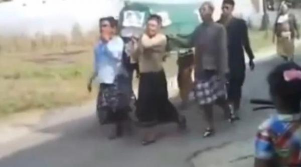 imagini socante in indonezia mortu cade din cosciug in timpul procesiunii funerare video