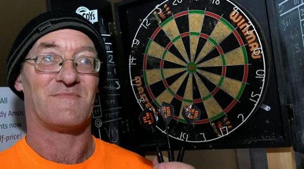 un jucator de darts orb care facea cheta pentru cainii ghid investigat pentru frauda fiind banuit ca vede