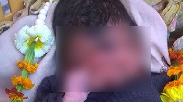 bebelusul cu trompa venerat ca un zeu de mii de persoane video