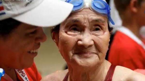 premiera in natatie ce a reusit sa faca o japoneza in varsta de 100 de ani intr o competitie de inot liber video