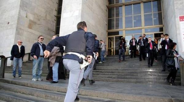 alerta in italia un barbat a deschis focul la tribunalul din milano o persoana a fost ucisa in atac