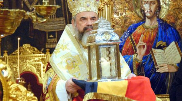 lumina sfanta va fi adusa de la ierusalim in jurul orei 19 patriarhul daniel va oferi lumina la slujba de inviere oficiata la catedrala patriarhala de la ora 24
