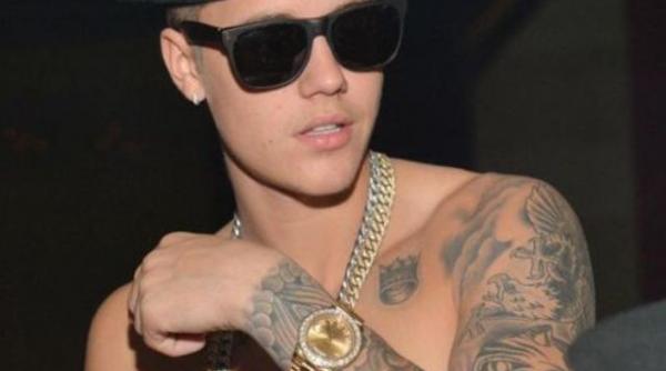 mandat de arestare pentru justin bieber vedeta este acuzata ca si a trimis bodyguarzii sa l bata pe un fotograf