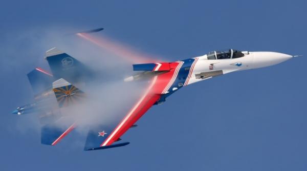 avion de vanatoare rusesc manevre agresive langa o aeronava americana mesajul sua pentru rusia video