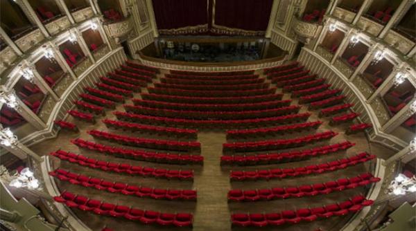 cu casa inchisa culisele operei