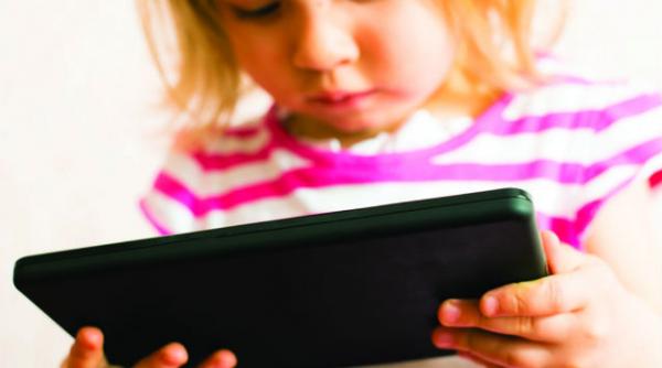 copiii nauciti de informatie cand gadgeturile tin locul parintilor