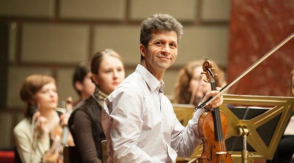 bogdan zvoristeanu canta pe vioara gagliano la sala radio