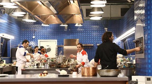 luni la hell s kitchen iadul bucatarilor juratii impart tunicile negre