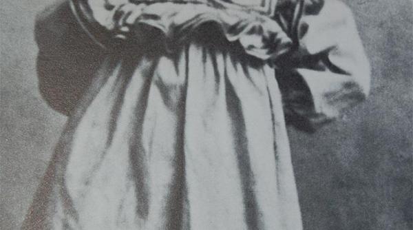 papa ioan paul al ii lea in rochita razandu si barba imbracat militareste la noua ani ori plimbandu se cu caiacul