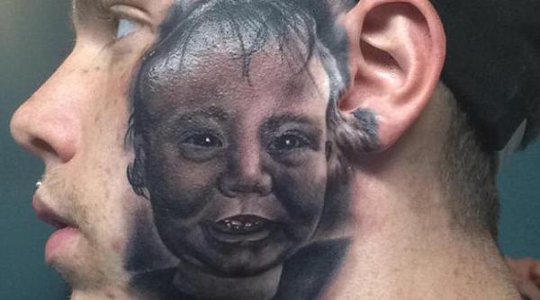 tatuaj extrem pe acest barbat nu l va mai angaja nimeni