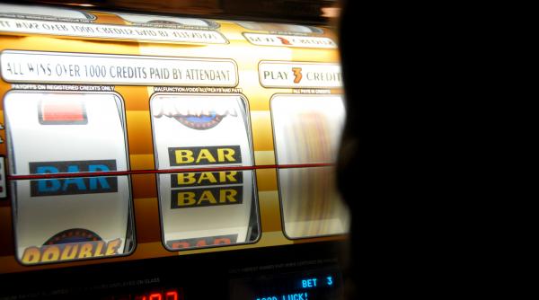 dependentii goniti de la pacanele