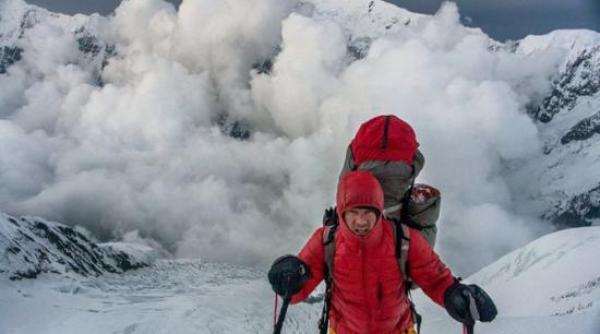 alpinistul roman zsolt torok e ranit la picioare si nu poate cobori singur de pe everest