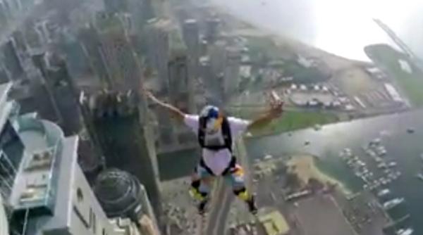 au sarit de pe cea mai inalta cladire din dubai adrenalina la maximum video