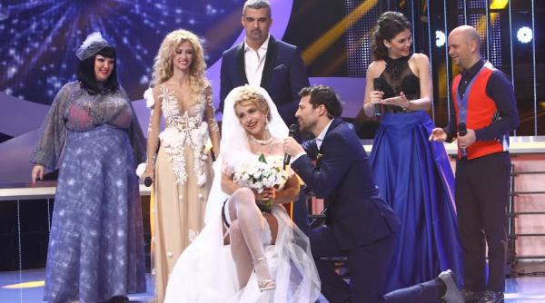 anda adam imbraca rochia sexy de mireasa la te cunosc de undeva