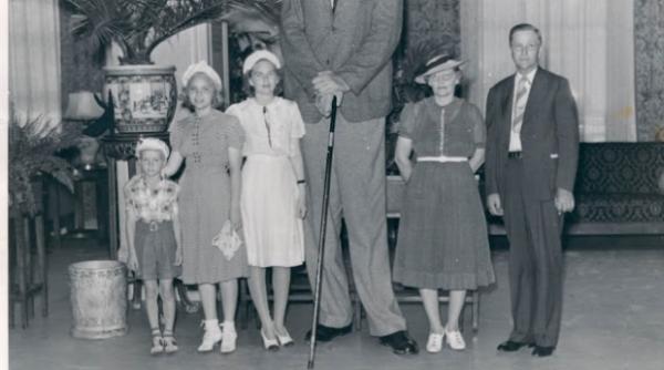 povestea celui mai inalt om din istorie la varsta de 22 de ani cantarea 199 de kilograme video