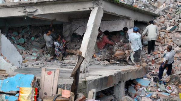 minune in nepal trei oameni au supravietuit opt zile sub daramaturi