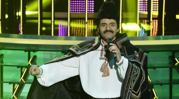 daniel iordachioae canta imbracat in costumul lui liviu vasilica la te cunosc de undeva