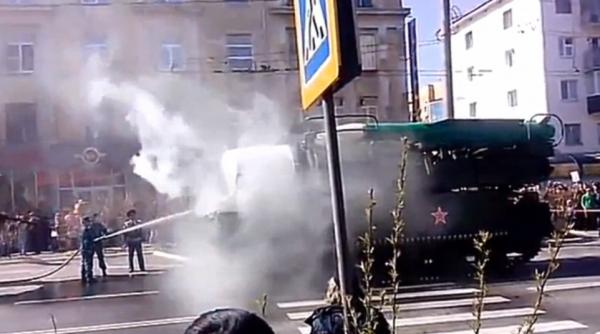 incendiu in timpul paradei militare din rusia panica in randul spectatorilor