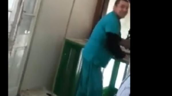 un altfel de liftier in spital ridica cu propriile maini un pacient video