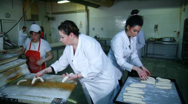 poftiti pe la noi nicoleta luciu si oana roman au pregatit 100 de sandvisuri si 25 de litri de ciorba