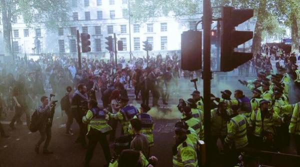 proteste violente la londra nemultumiri fata de realegerea lui david cameron