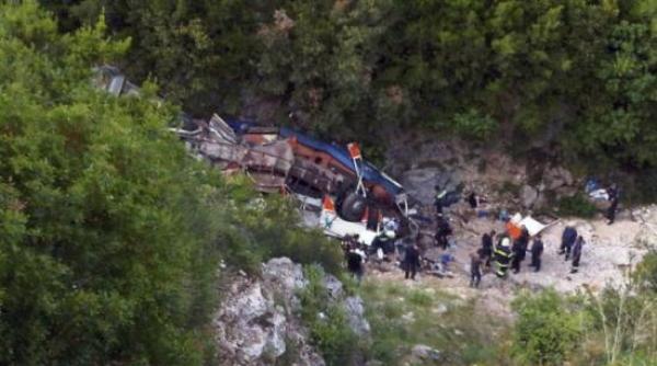 china un autobuz plin cu pasageri s a rasturnat intr o prapastie