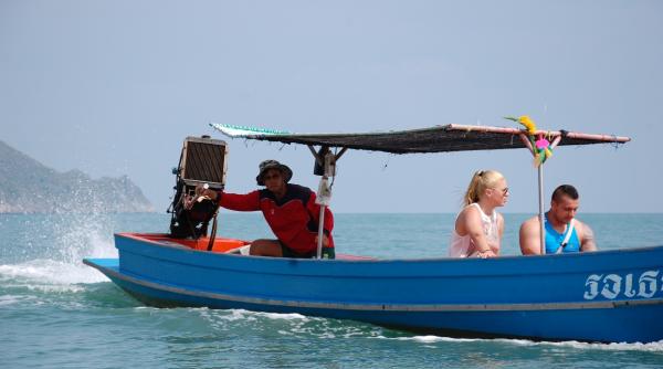 ana si cristi merg sa viziteze tham phraya nakhon una dintre cele mai fotografiate pesteri din thailanda