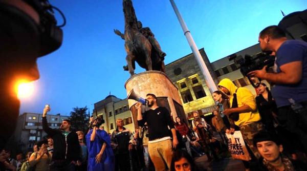 potestele continua la skopje opozitia cere in continuare demisia premierului nikola gruevski